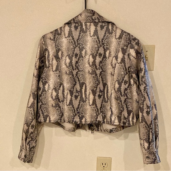 Jennifer Lopez Women’s Snake Skin Print Moto Cropped Faux Leather Jacket Size XS - Picture 9 of 9